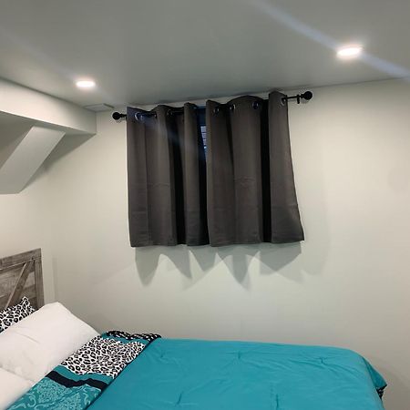 Modern 1 Bedroom + Den In ケンブリッジ エクステリア 写真