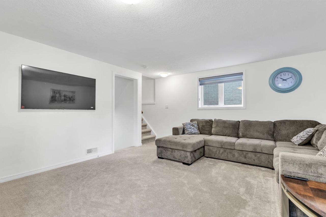 Modern 1 Bedroom + Den In ケンブリッジ エクステリア 写真