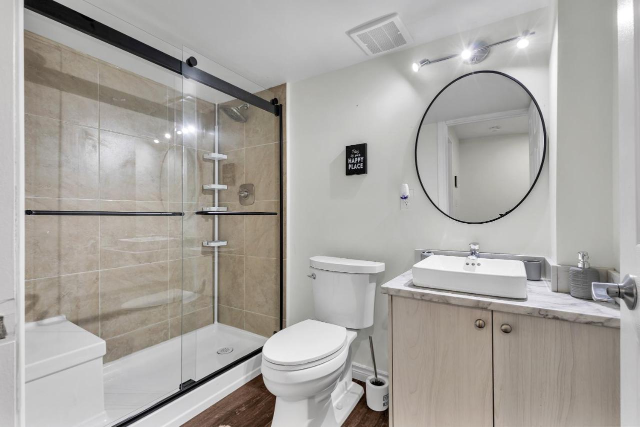 Modern 1 Bedroom + Den In ケンブリッジ エクステリア 写真