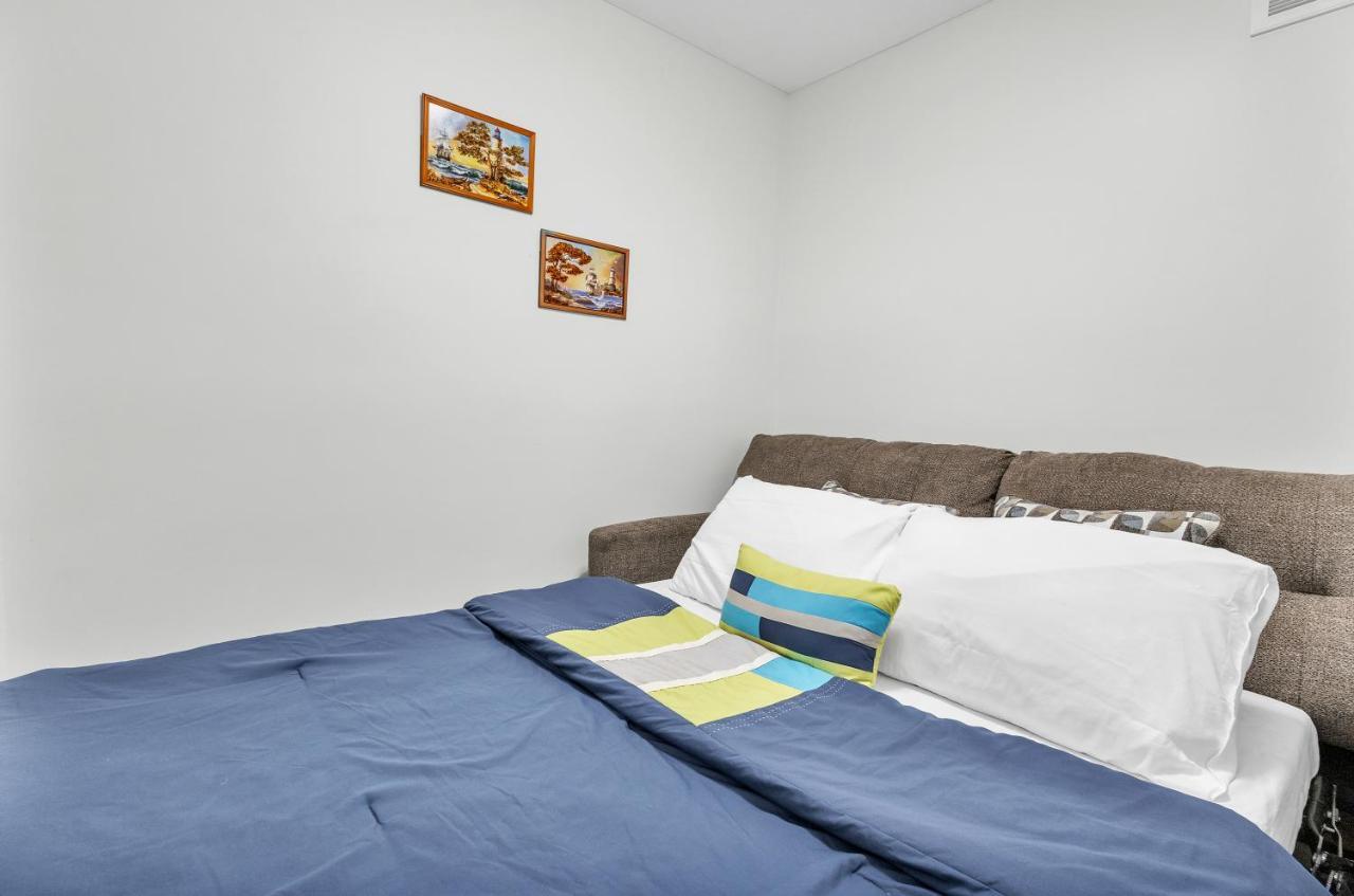 Modern 1 Bedroom + Den In ケンブリッジ エクステリア 写真