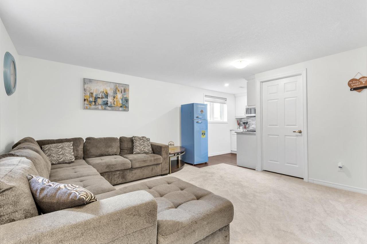 Modern 1 Bedroom + Den In ケンブリッジ エクステリア 写真