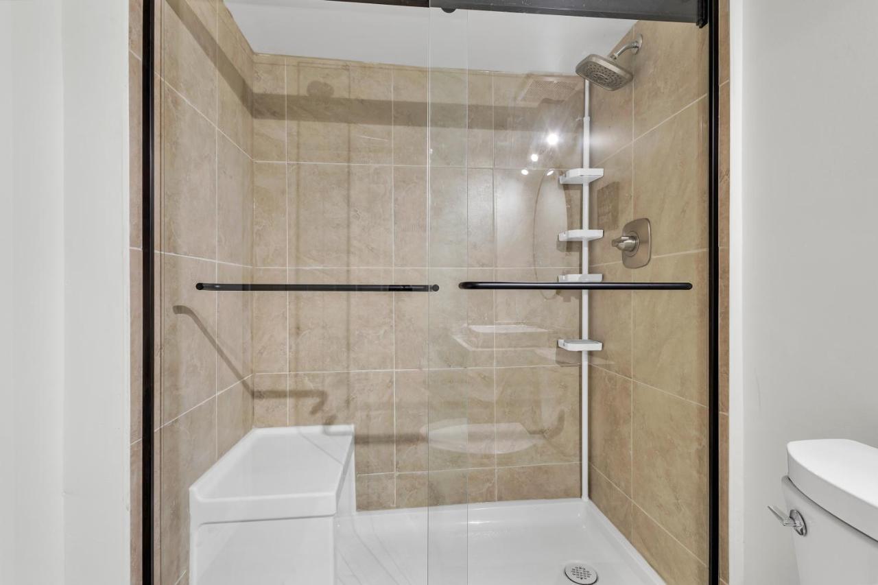 Modern 1 Bedroom + Den In ケンブリッジ エクステリア 写真