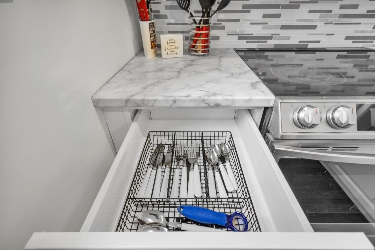 Modern 1 Bedroom + Den In ケンブリッジ エクステリア 写真