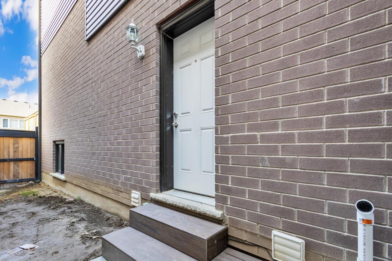 Modern 1 Bedroom + Den In ケンブリッジ エクステリア 写真