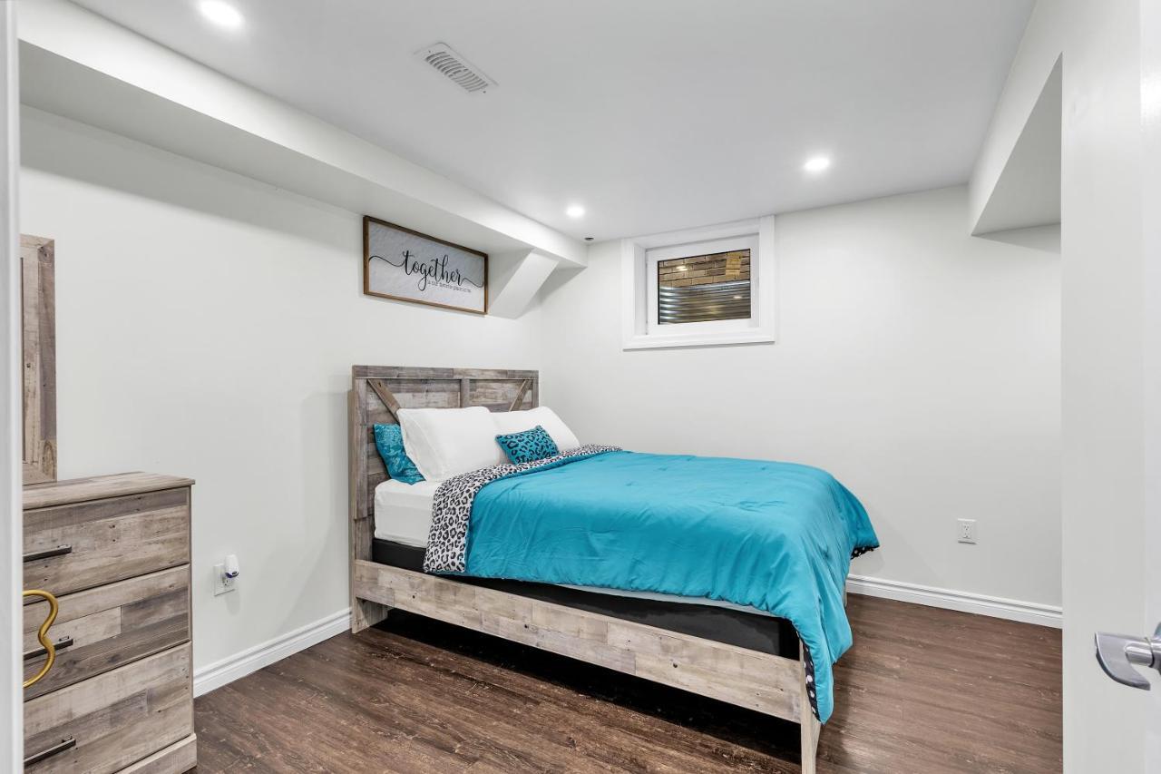 Modern 1 Bedroom + Den In ケンブリッジ エクステリア 写真