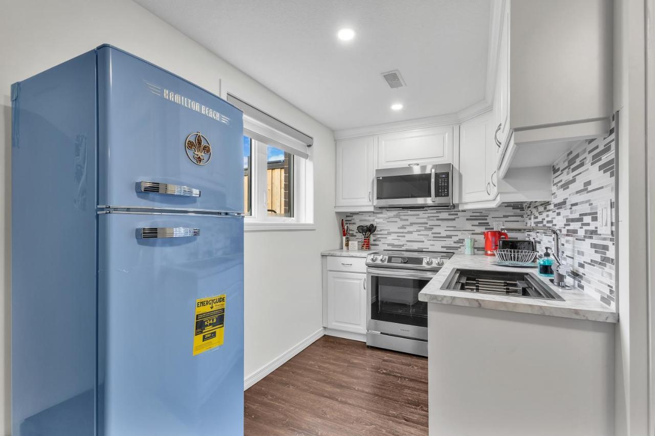 Modern 1 Bedroom + Den In ケンブリッジ エクステリア 写真