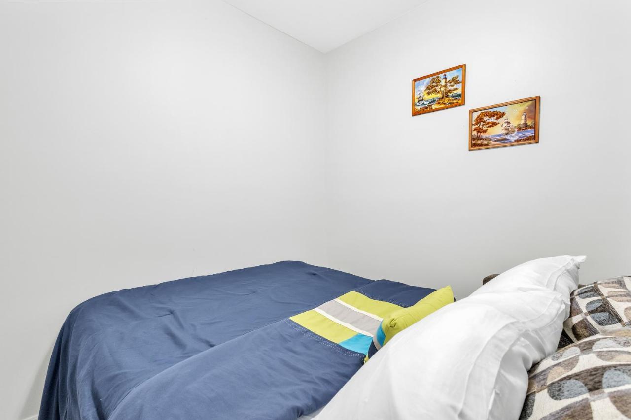 Modern 1 Bedroom + Den In ケンブリッジ エクステリア 写真